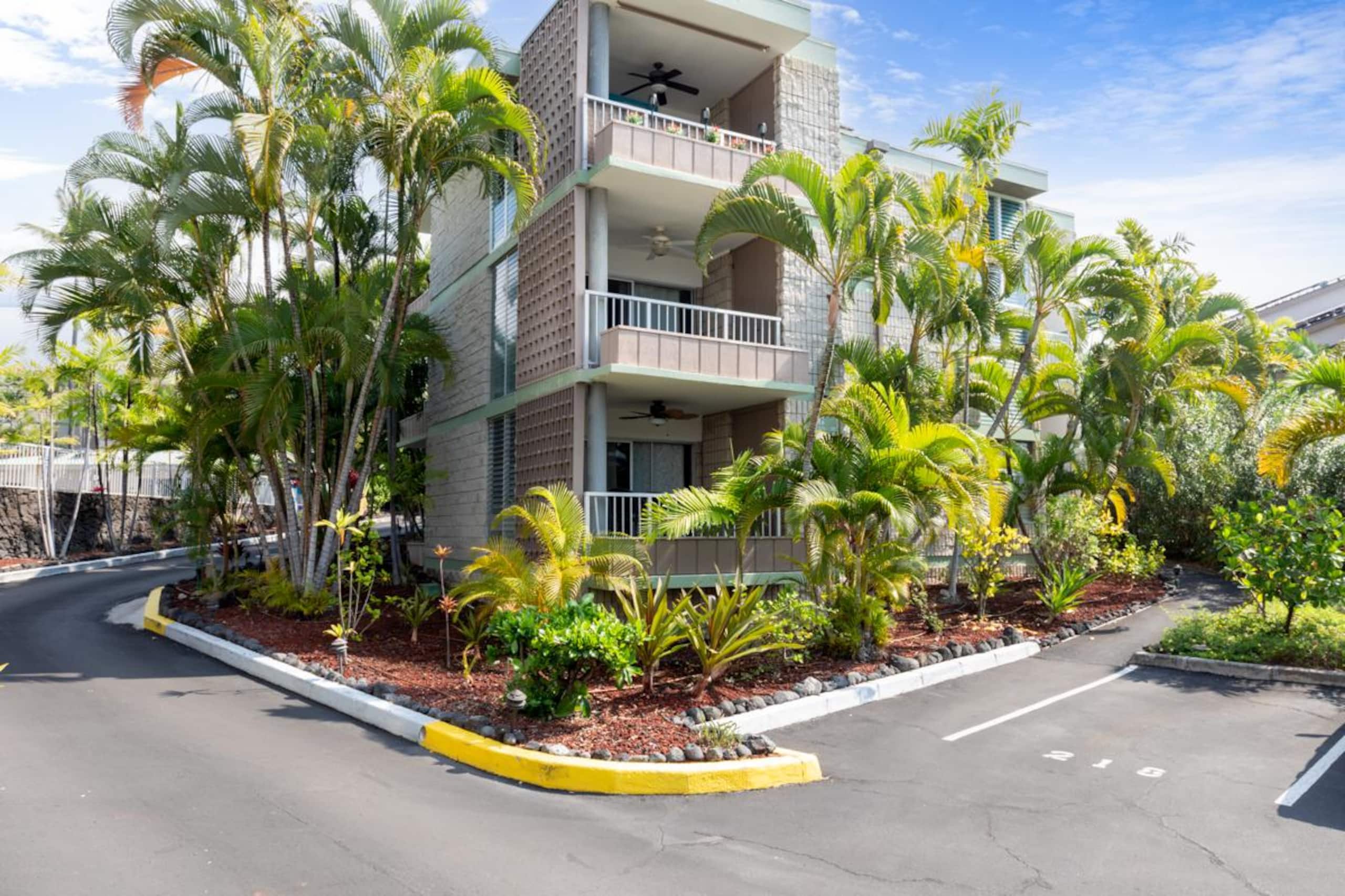 Condo in Kailua-Kona · ★4.83 · 1 bedroom · 2 beds · 1 private bath - Image 21