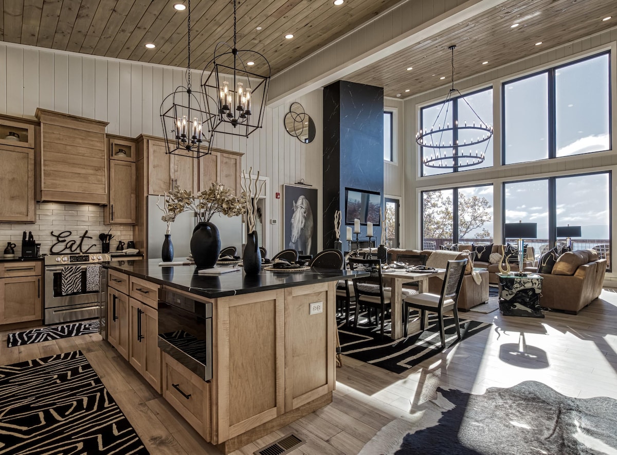 Sittin' on Top! - 8 Bedrooms of Luxury and Views!