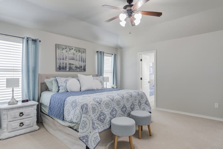 6714 72-ри - примарна спална соба со сопствена бања