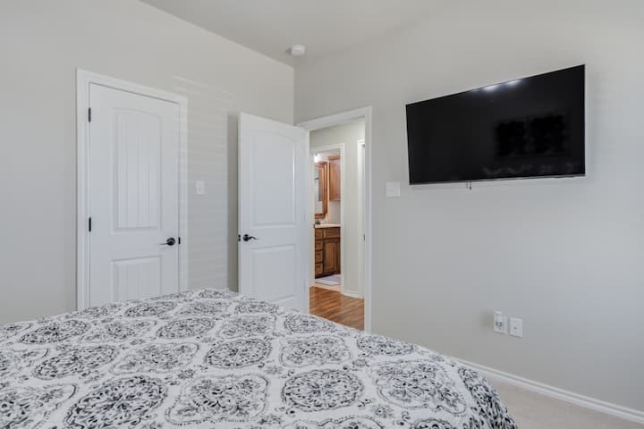 6714 72-ри - гостинска бања со паметен телевизор