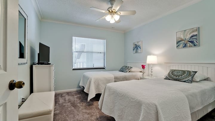 Dormitorio de invitados con dos camas individuales