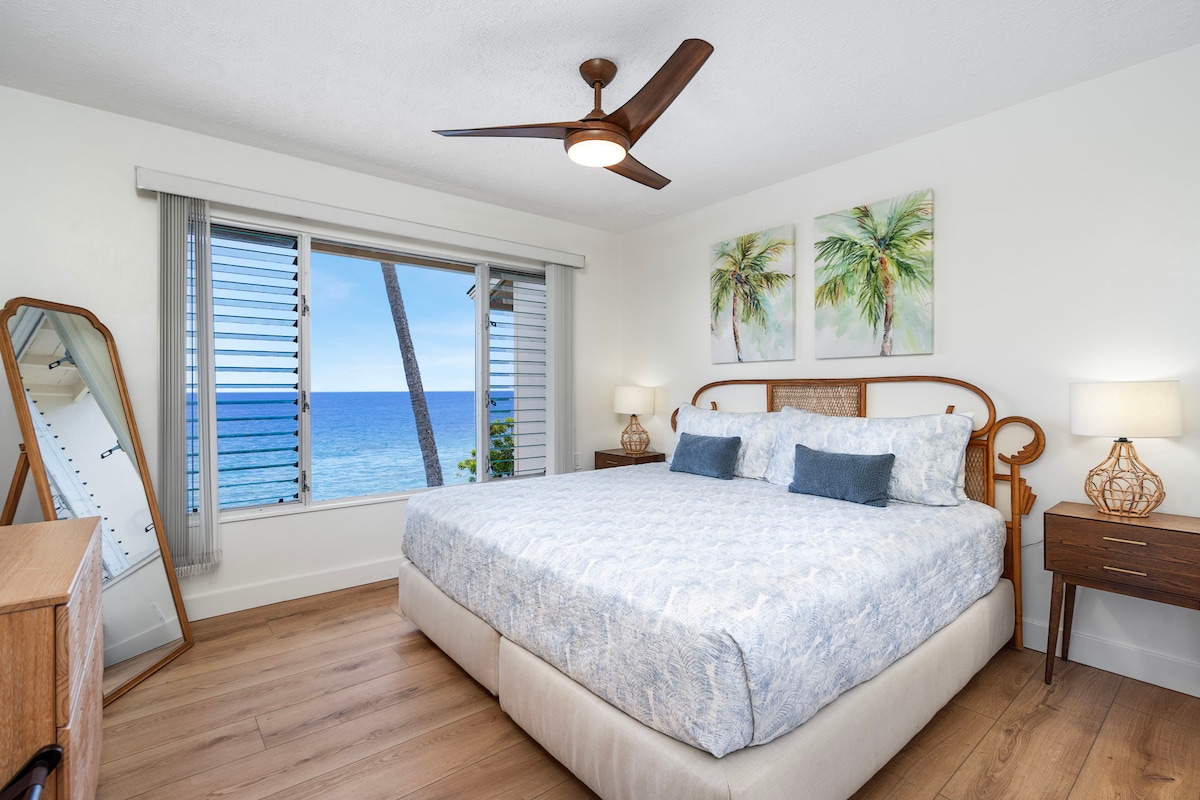 ตื่นขึ้นมาชมวิวมหาสมุทรแปซิฟิกแบบพาโนรามาจากห้องนอนหลักพร้อมเตียงขนาดคิงไซส์หรูหรา