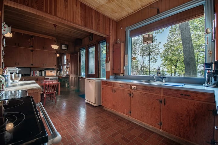 Waterfront Retreat On Round Island With Boat Dock - Gananoque
