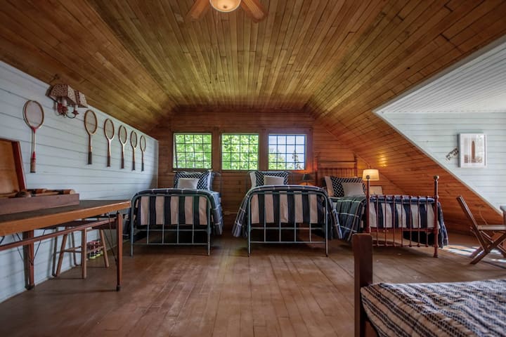 חדר בהוסטל - מיטת קווין סייז אחת ושלוש מיטות זוגיות