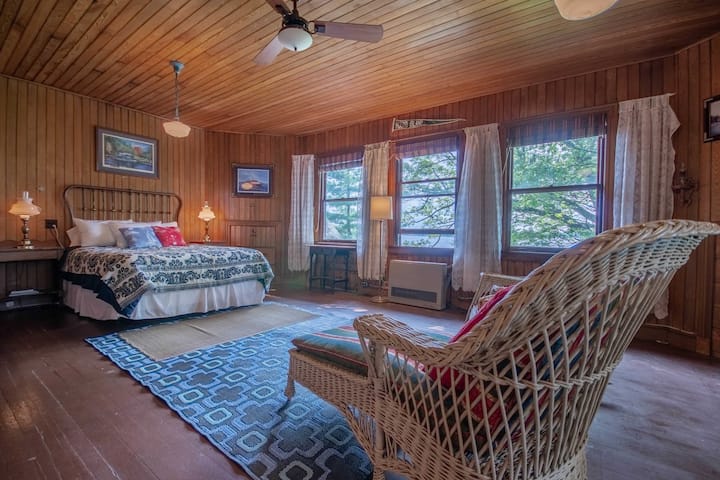 Captain's Quarters - מיטת קווין סייז אחת