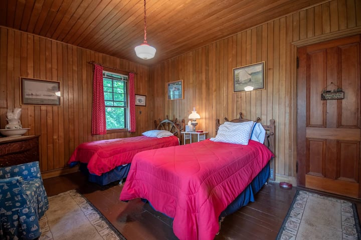 חדר אדום - 2 מיטות זוגיות