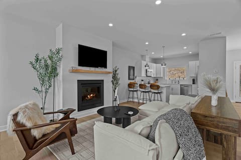 Mountain Vista- Brand New, Close to the Lake