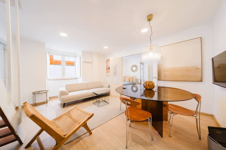 Group-Friendly 4BR Lisbon Duplex + Castle View