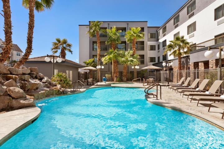 Near Allegiant Stadium + Bistro, Pool, & Gym - Las Vegas, NV