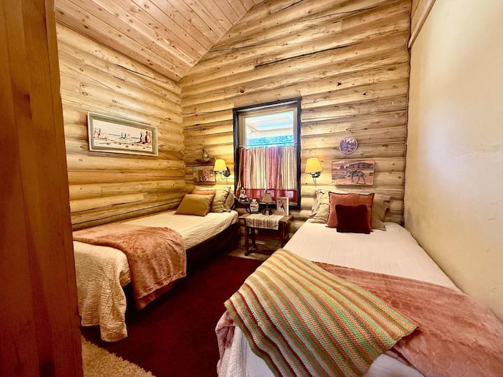 2号卧室配备两张单人床客房。 享受宁静的夜晚睡眠！