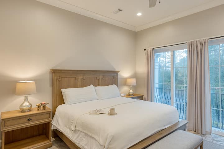 Მე ‑ 2 საძინებელში არის დიდი საწოლი, ჯულიეტის აივანი და სააბაზანო.