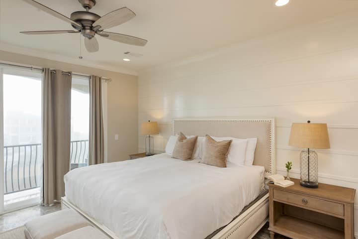 Მე-7 საძინებელში არის დიდი საწოლი და აივანი.