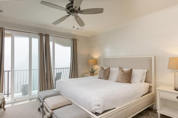 Მე-3 საძინებელში არის დიდი საწოლი და აივანი.