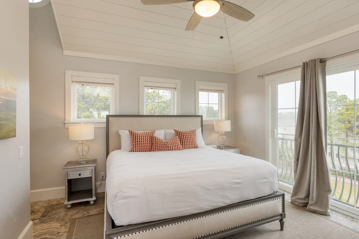 Მე-10 საძინებელში არის დიდი საწოლი, ჯულიეტის აივანი და სააბაზანო.