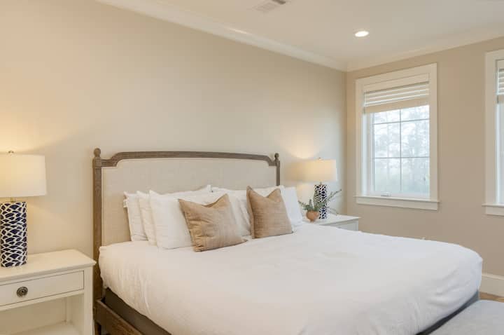 6 საძინებელში არის საწოლი 193 × 203 სმ.