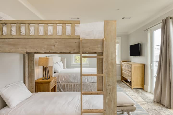 Მე-4 საძინებელში არის ორადგილიანი საწოლი, ორადგილიანი ორსართულიანი საწოლი, ტელევიზორი და სააბაზანო.