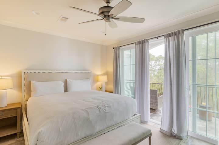 Მე-9 საძინებელში არის დიდი საწოლი და აივანი.