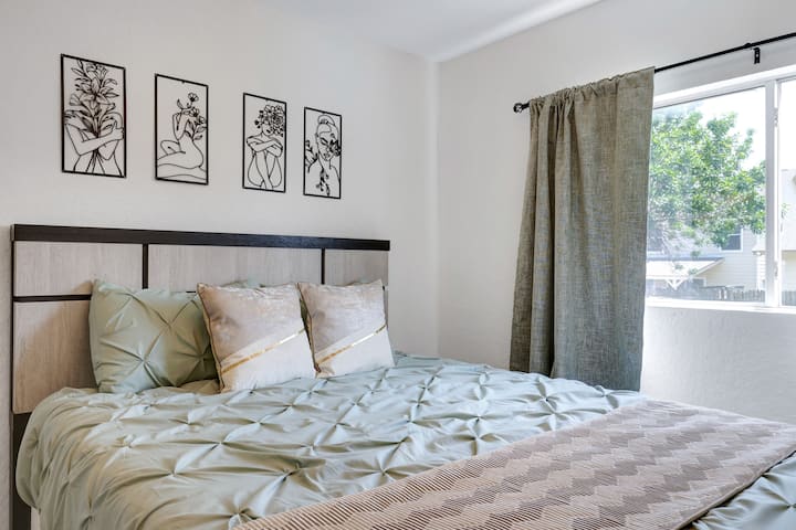 Tercer dormitorio con cama tamaño queen.