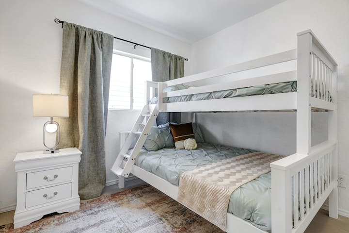 Cuarto dormitorio con 1 cama individual y 1 cama de matrimonio (litera).