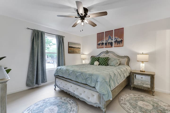 ¡Dormitorio principal con una cama tamaño king!