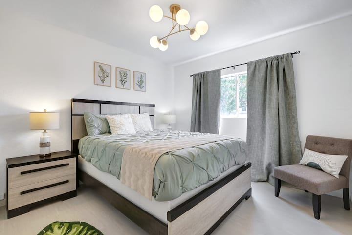 Segundo dormitorio con cama de matrimonio. Además, incluimos una silla decorativa para tu comodidad.