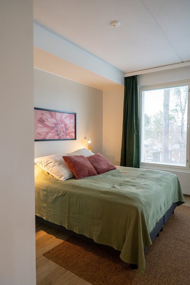 تحتوي غرفة النوم الرئيسية على سرير بحجم كينج (160 سم)