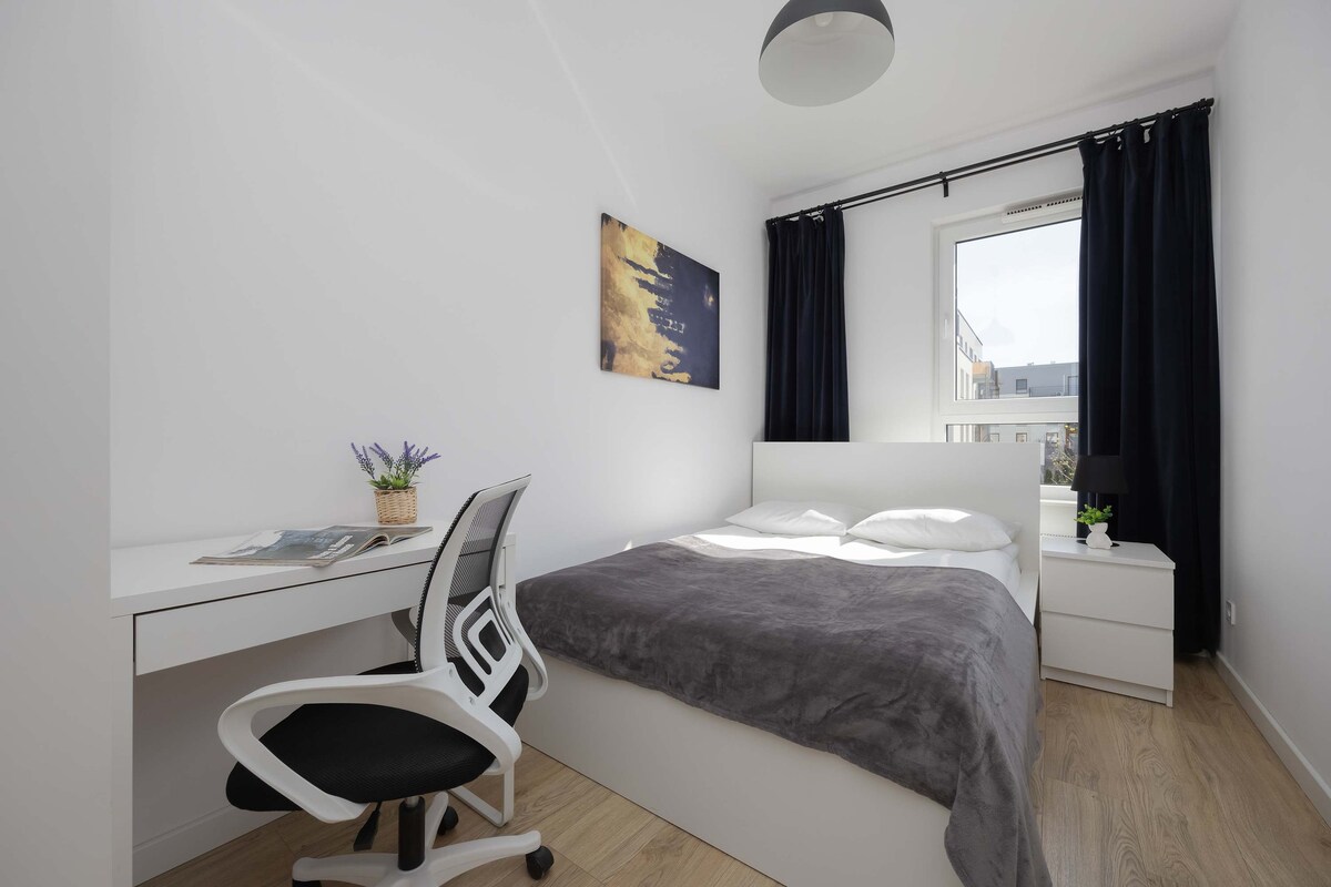 Een gezellige slaapkamer met een tweepersoonsbed, nachtkastjes en een stijlvolle inrichting met een zacht kleurenpalet.