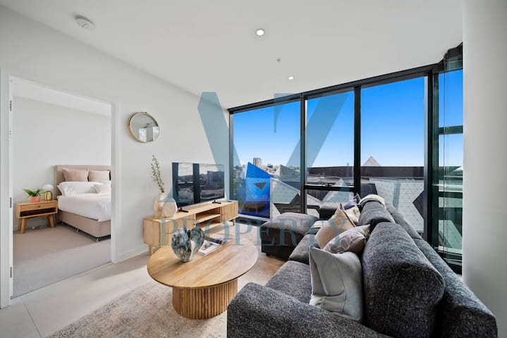 Bright & Airy 2BR with Prime City Address