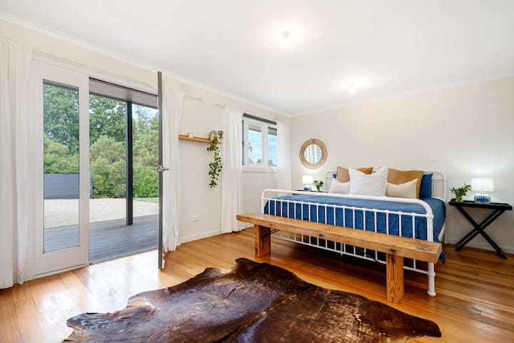 Un dormitorio queen, con puertas al gran espacio del patio