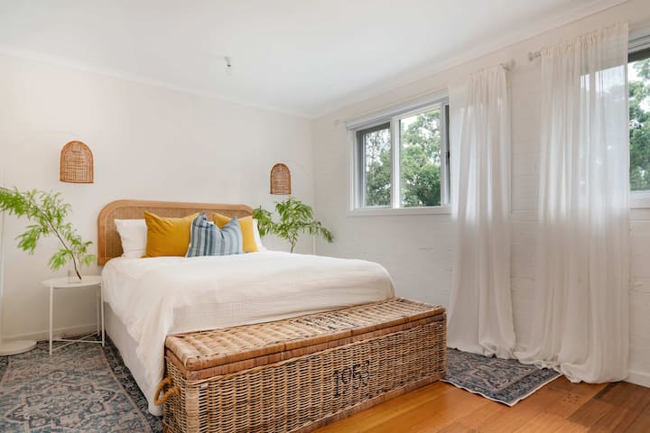 Un dormitorio queen, impresionante luz por la tarde pasa por aquí