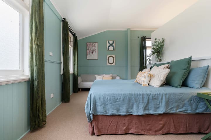 El dormitorio tamaño king, con WIR y espejo de longitud en el piso (no se ve aquí, pero se encuentra detrás del área de la cama)