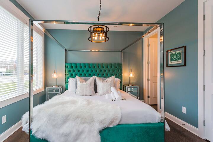 2 Homes- 7 Bedrooms Sleeps 22! gallery image 3