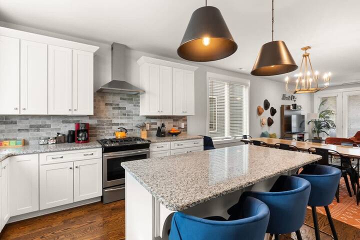 2 Homes- 7 Bedrooms Sleeps 22! gallery image 5