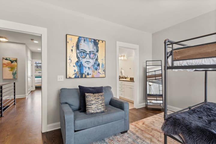 Kitengo cha 1: Vitanda vya ghorofa vya ukubwa wa malkia (kikomo cha uzito wa lb 175 kwenye ghorofa ya juu), kitanda cha mtu mmoja, kabati la kuingia, na bafu la chumba cha kulala lenye bafu.