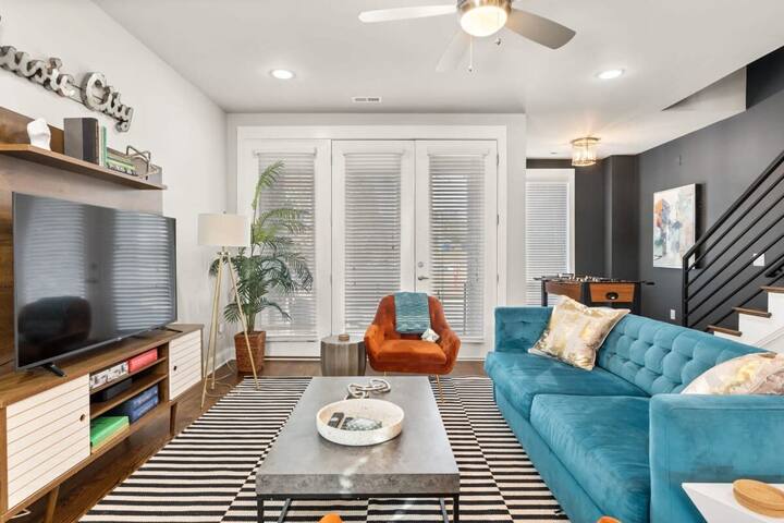 2 Homes- 7 Bedrooms Sleeps 22! gallery image 4