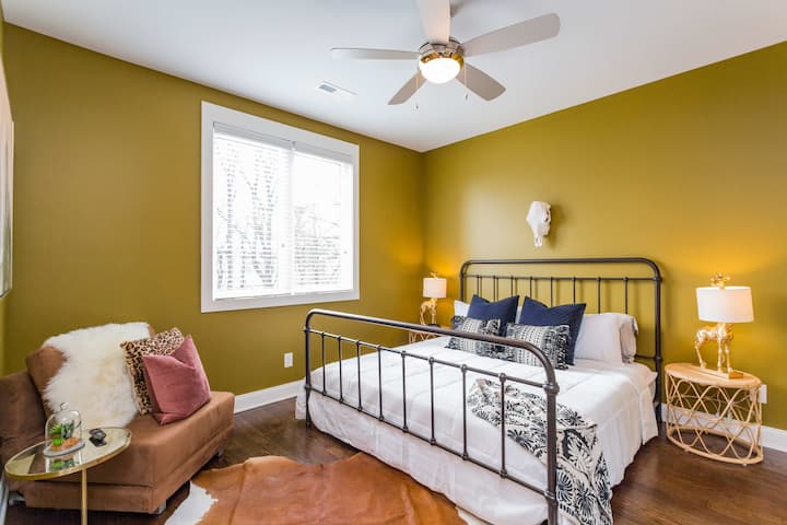 Sehemu ya 2: Kitanda aina ya King + kiti cha kulala pacha, runinga, bafu la chumba kamili