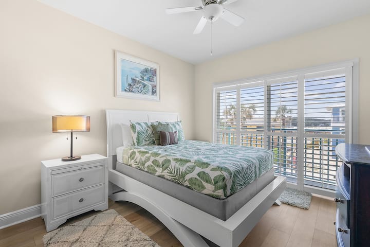 Спальня з великою двоспальною ліж