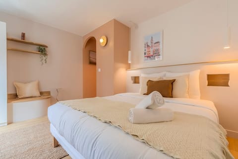 Top performing Airbnb: Studio close to schools & amenities, with parking in Vauban Esquermes