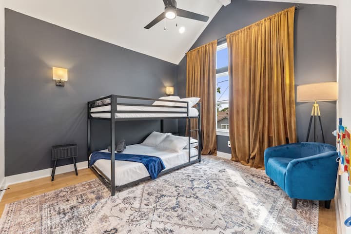 Habitación con literas con asientos acogedores y luz natural
