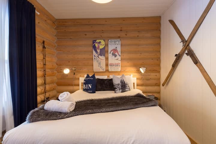 Relájate en el dormitorio, que ofrece un ambiente cálido con su encanto rústico