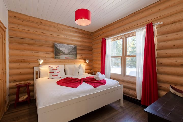 Un dormitorio cómodo con luz natural, perfecto para una estancia tranquila
