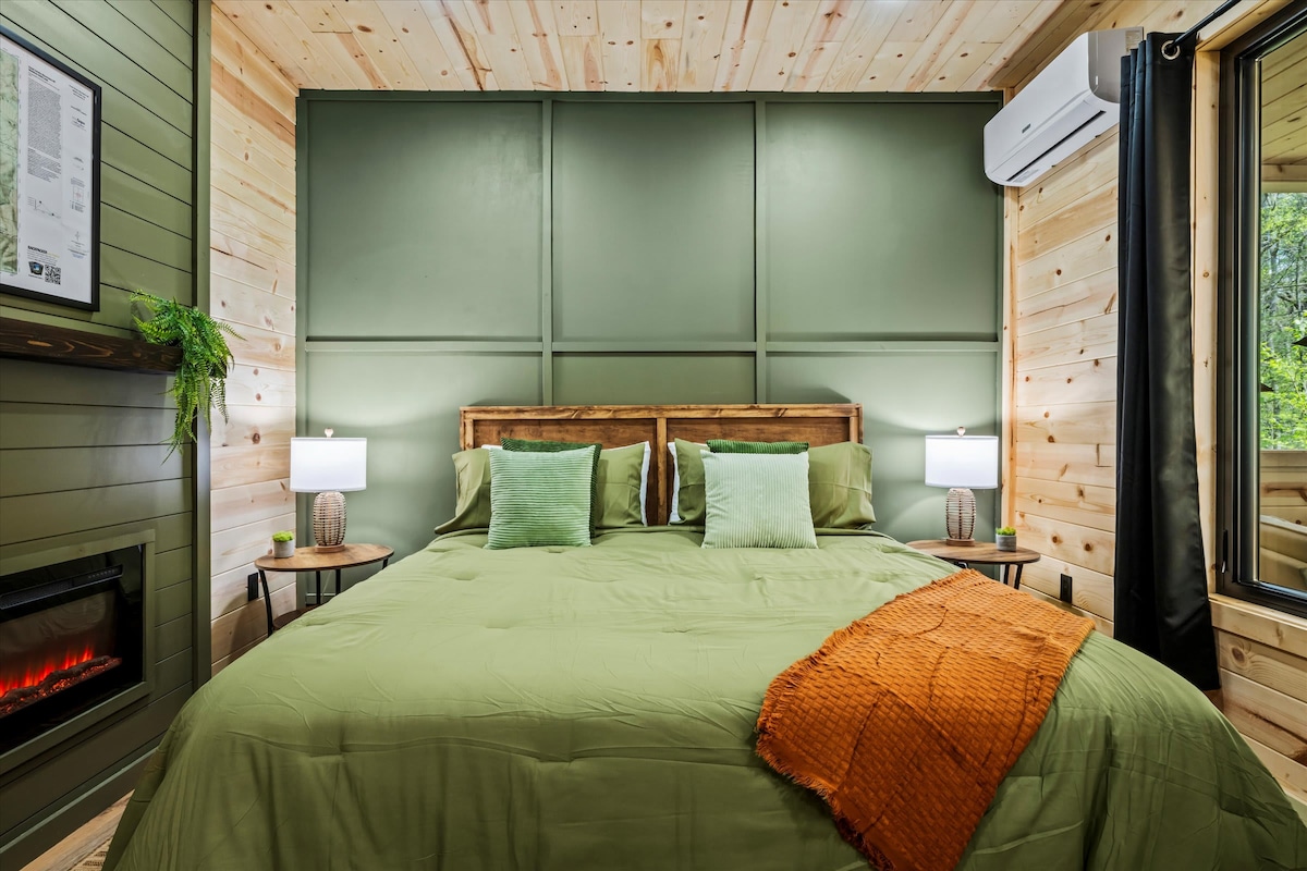 ห้องนอนที่ 1 - ห้องนอนหรูหราพร้อมเตียงขนาดคิงไซส์เพื่อความสะดวกสบายสูงสุด มีเตาผิง 