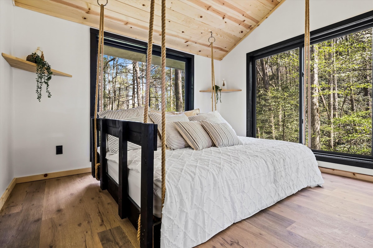 ห้องนอน 2 - ห้องนอนที่มีเอกลักษณ์พร้อมเตียงควีนไซส์แบบลอยตัวเพื่อความสนุกสนานและบรรยากาศที่อบอุ่น