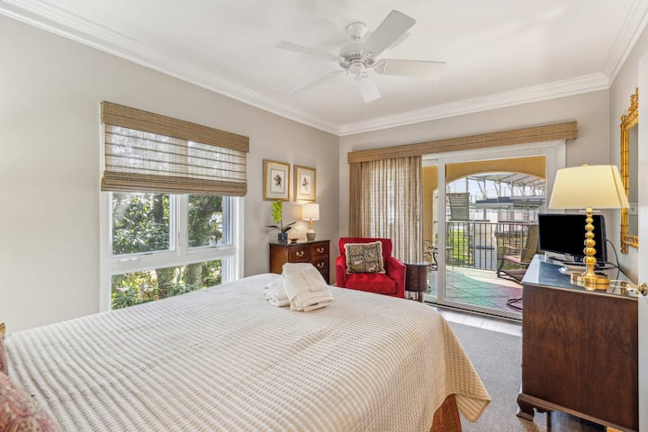 Dormitorio 1 con cama tamaño queen, TV, balcón y baño privado 