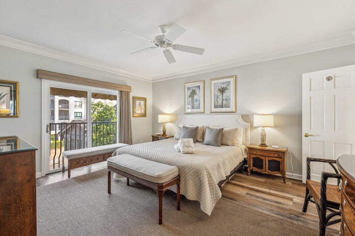 Dormitorio 2 con cama king, balcón, TV y baño privado 