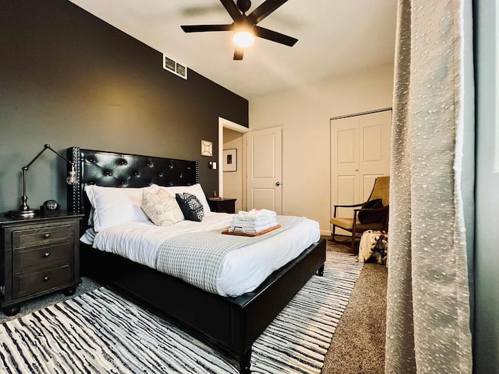 CHUMBA CHA KULALA | GHOROFA YA PILI: Pumzika kwa urahisi katika chumba hiki kizuri cha kulala, kilicho na mashuka laini, mapazia ya kuzima, godoro la povu la kumbukumbu na feni ya dari.