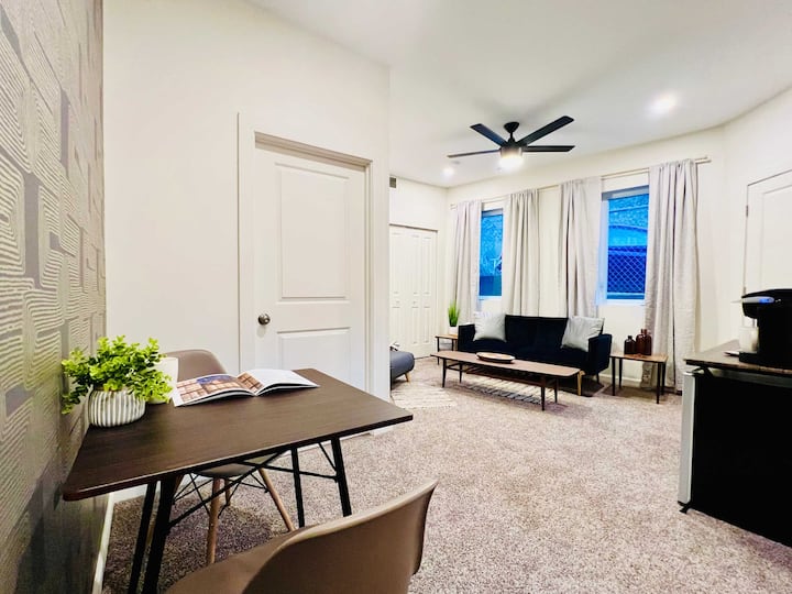 SEBULE | GHOROFA YA PILI: Juu ya ngazi, utapata sebule ya pili. Mlango katika picha hii unaelekea kwenye bafu la pili kwenye ngazi hii.