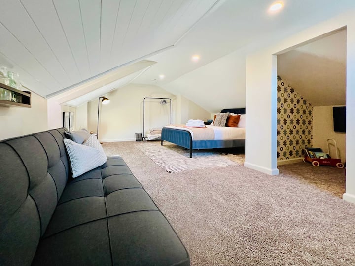 CHUMBA CHA KULALA CHA ROSHANI | GHOROFA YA TATU: Katika chumba hiki cha kulala chenye nafasi kubwa utapata kitanda cha ukubwa wa malkia, sofa ya kulala na sehemu nzuri ya kuchezea (yenye televisheni na vitabu!) kwa ajili ya watoto wako.