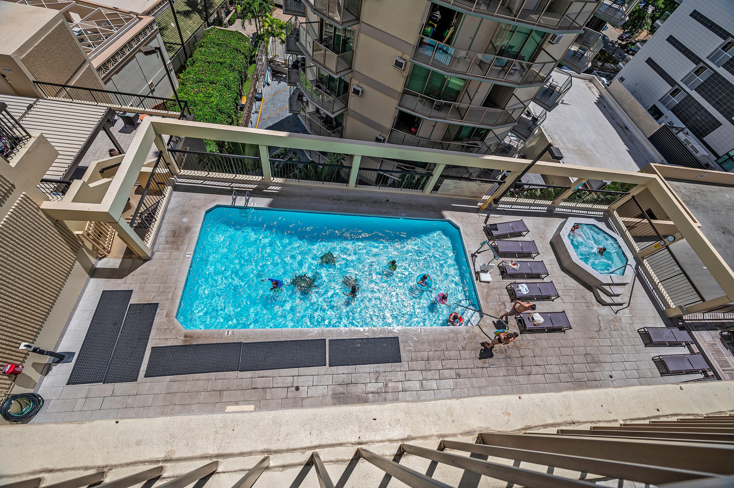 Condo in Honolulu · ★4.9 · 2 bedrooms · 4 beds · 2 private baths - Image 41