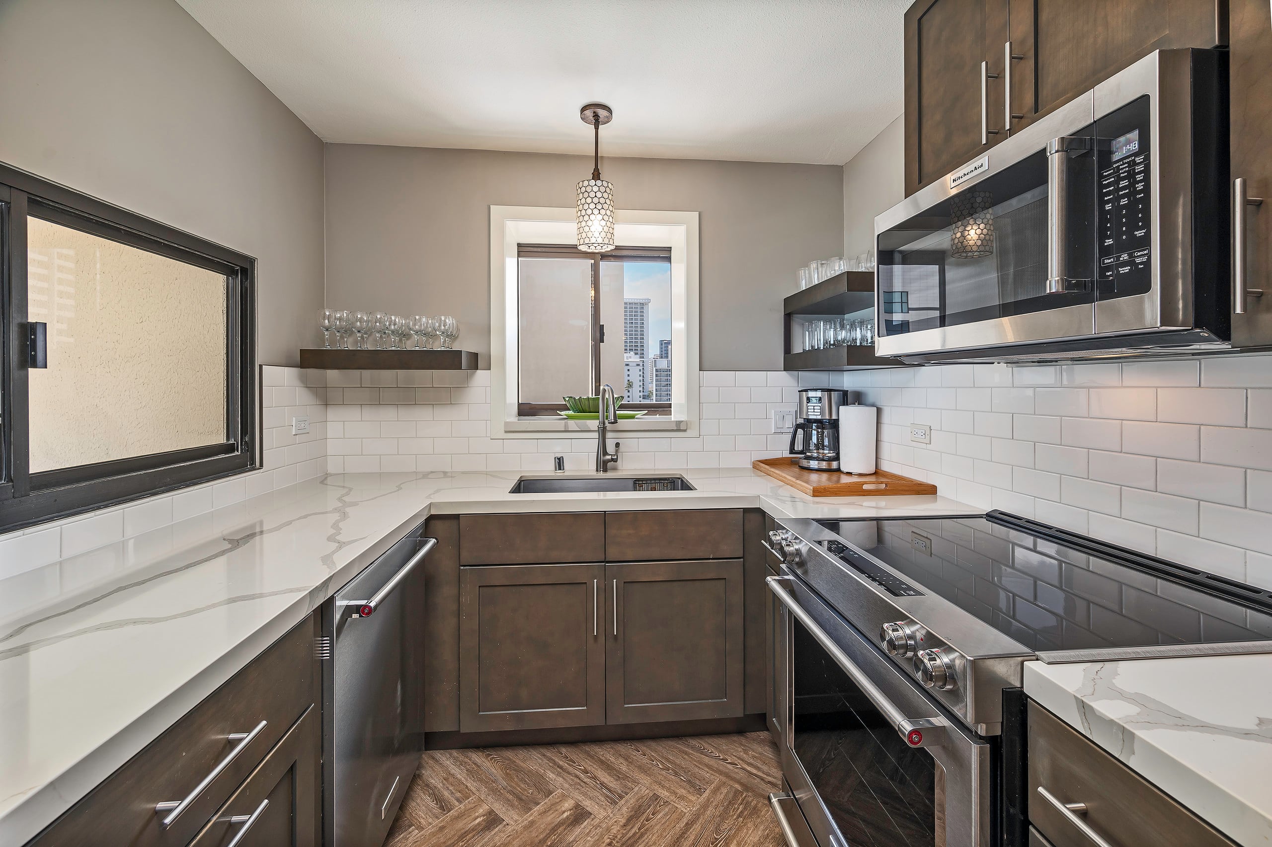 Condo in Honolulu · ★4.9 · 2 bedrooms · 4 beds · 2 private baths - Image 5